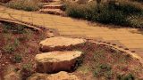 במקביל - מדרגות אבן מאפשרות מעבר קצר ומהיר להולכי-רגל קלי-רגליים